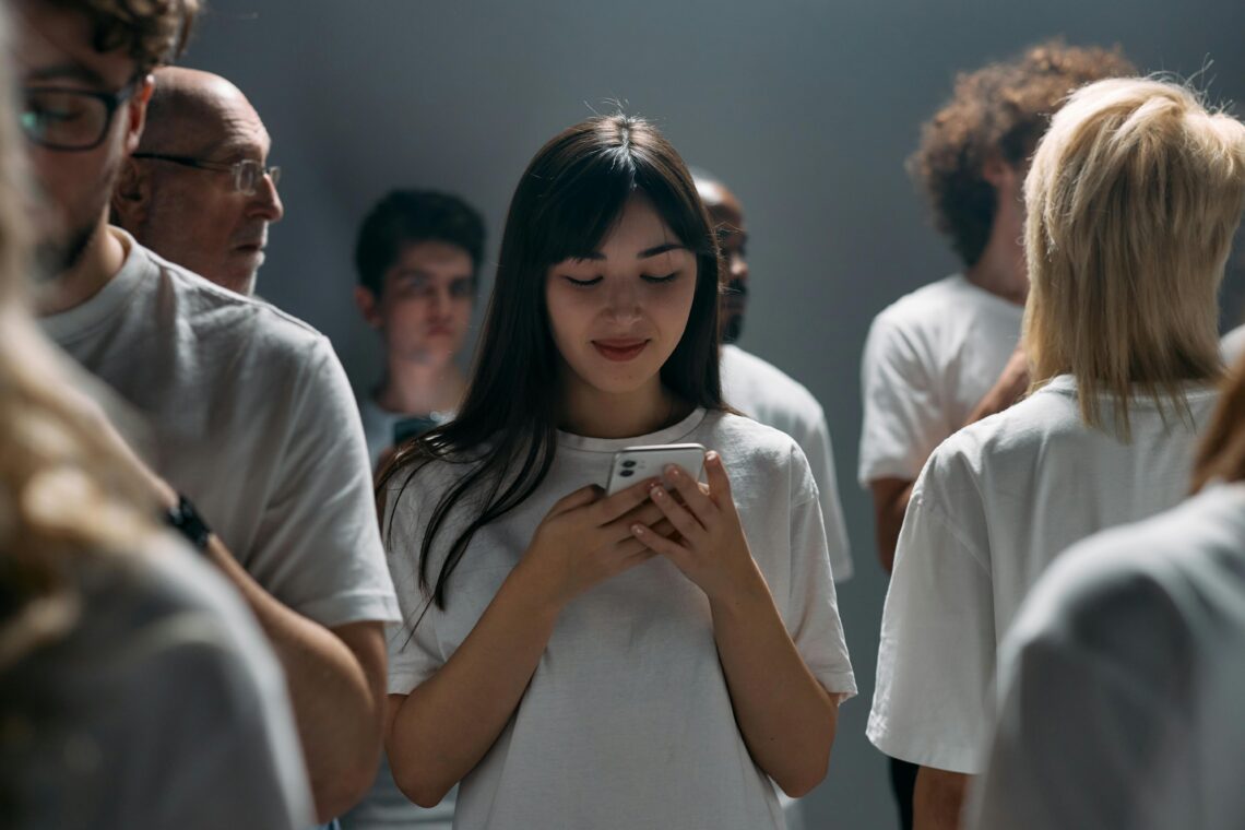 Giovane ragazza interagisce con smartphone, simbolo di social influencing