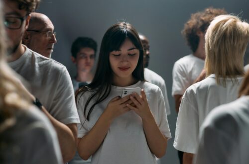 Giovane ragazza interagisce con smartphone, simbolo di social influencing
